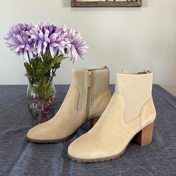 NWT Women’s Size 7.5 and 8 Tan Violet & Red Loaded Knit Cuff Booties - Picture 1 of 7